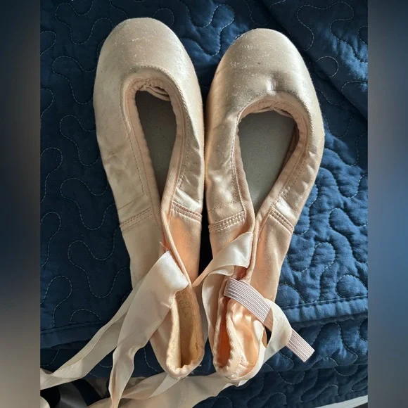 Used Gaynor Minden and Ariel Pink Pointe Shoes - Picture 6 of 11